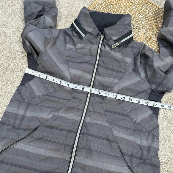 Lululemon Run Hustle Jacket In Multi Poncho Stripe Black/Grey Rare Running 8 - Picture 12 of 16